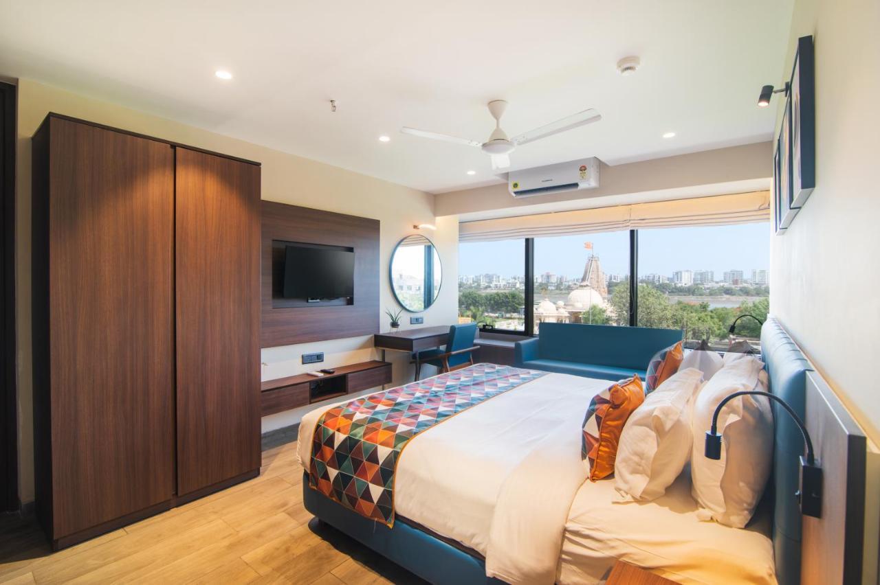 Hotel Sadbhav Villa Surat Dış mekan fotoğraf