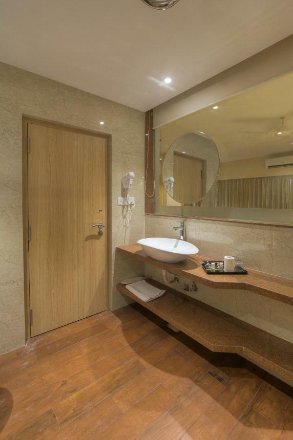Hotel Sadbhav Villa Surat Dış mekan fotoğraf