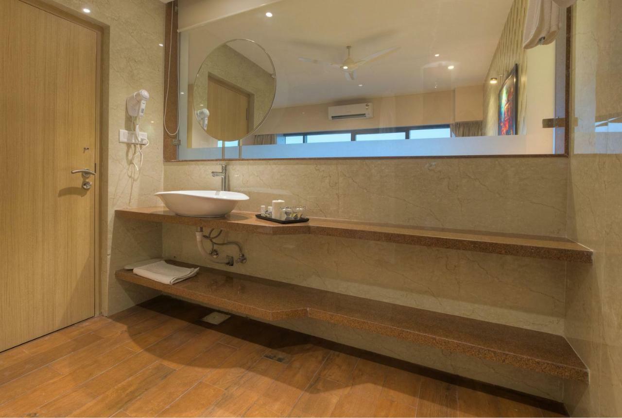 Hotel Sadbhav Villa Surat Dış mekan fotoğraf